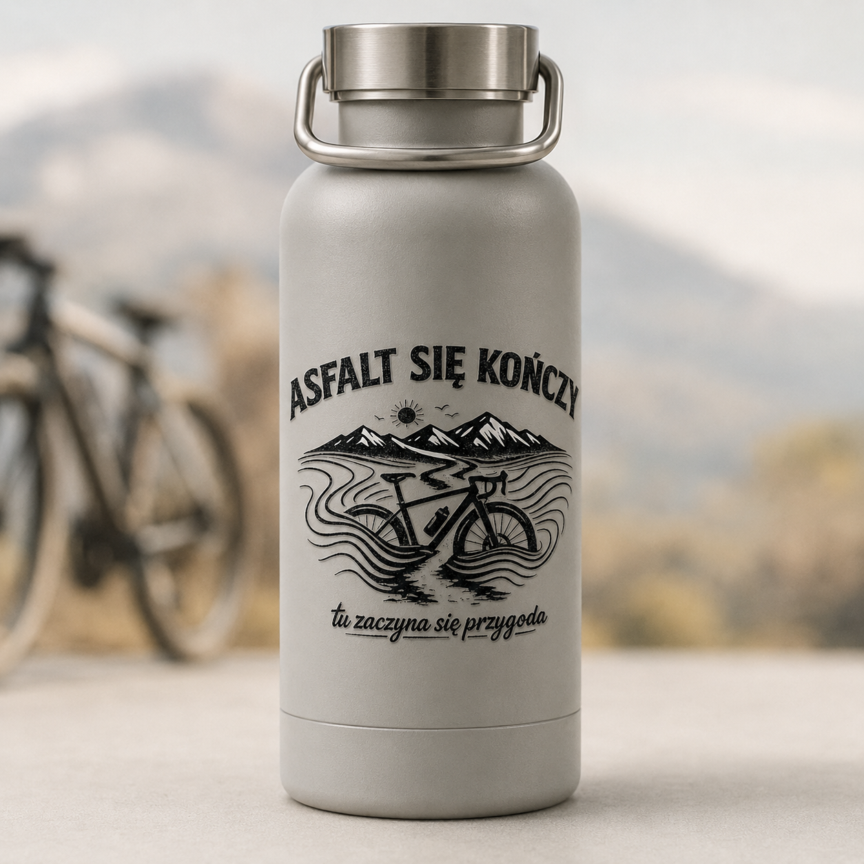 Asfalt się kończy – naklejka UV DTF Gravel i Bikepacking 90 × 80 mm - obrazek 3