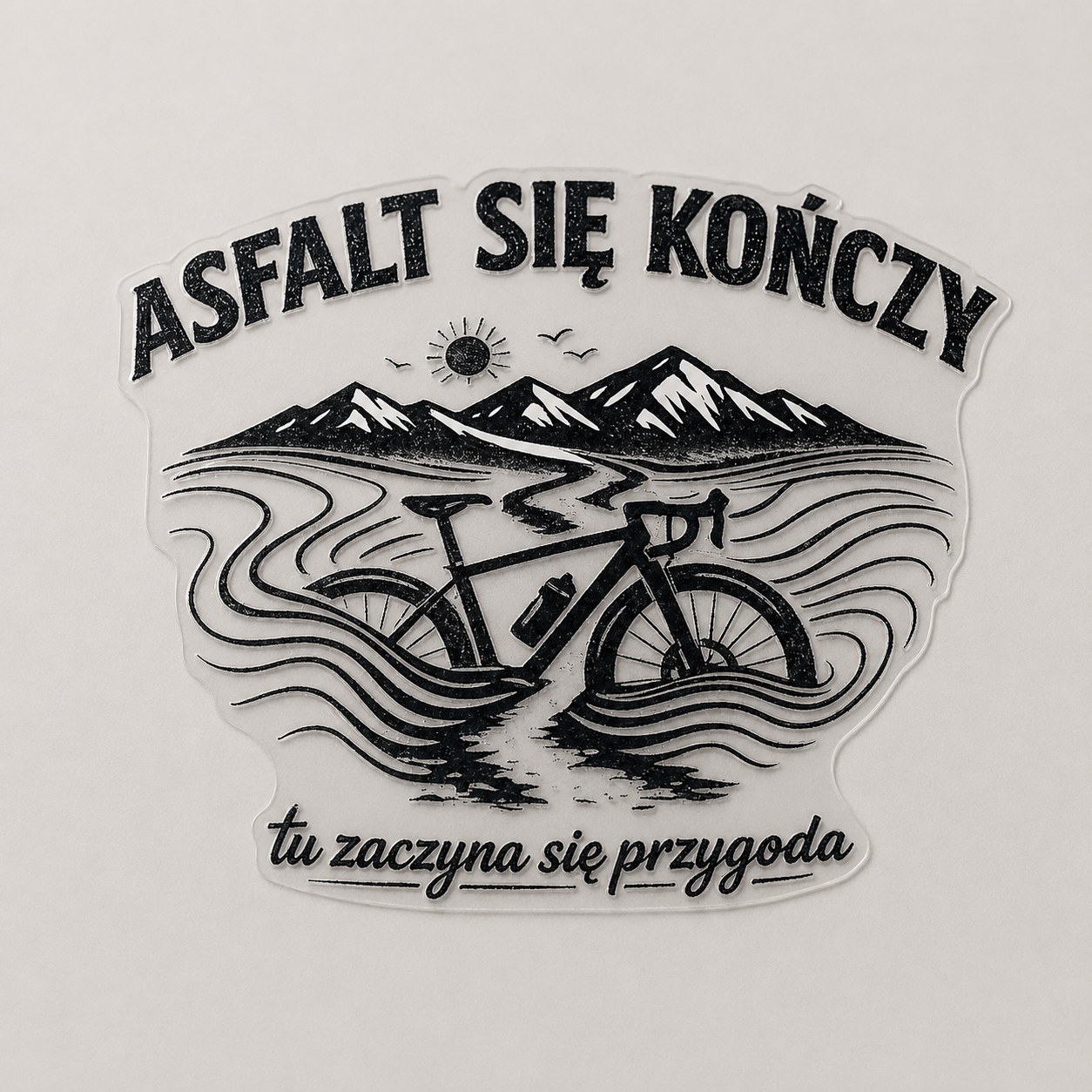 Asfalt się kończy – naklejka UV DTF Gravel i Bikepacking 90 × 80 mm